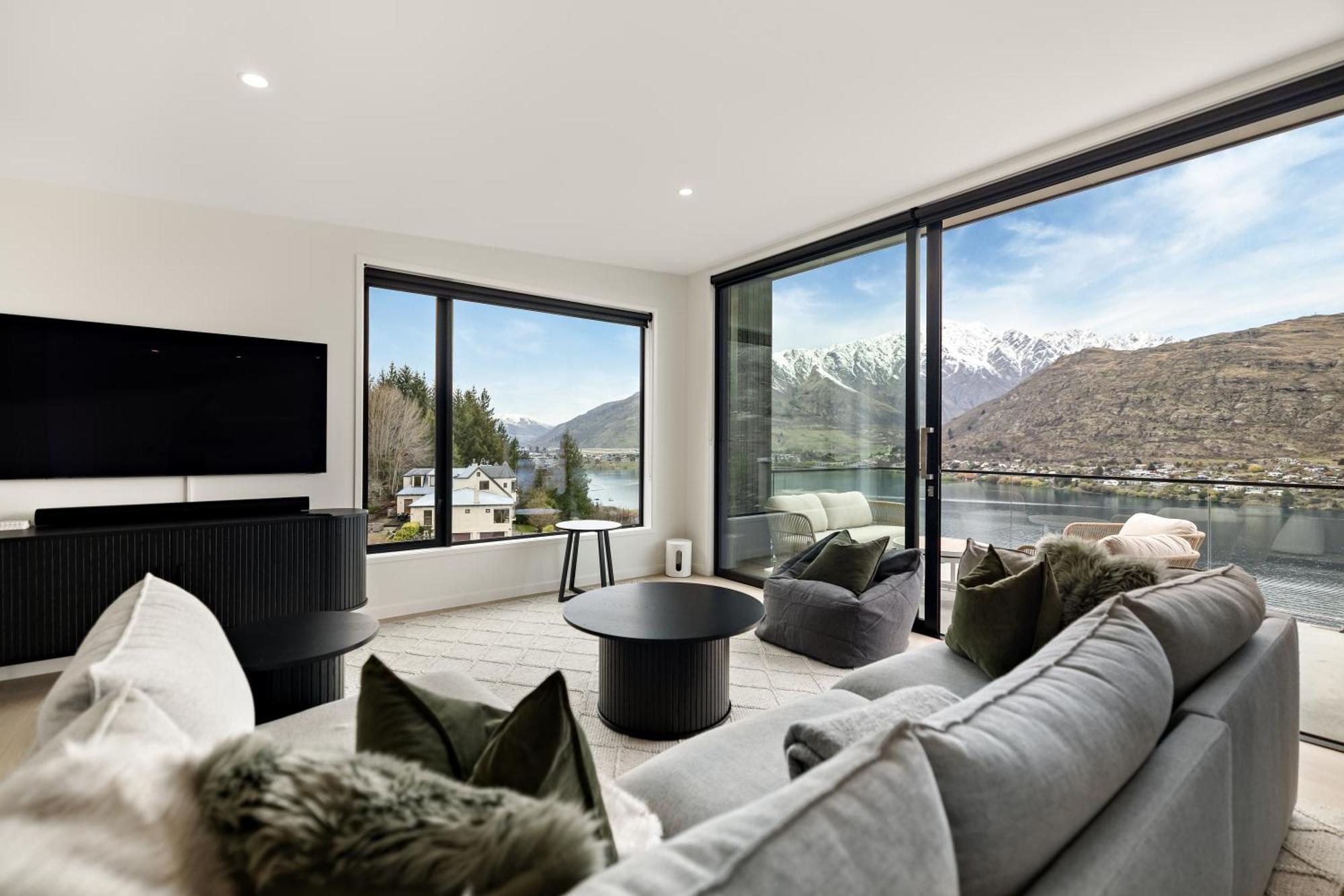 Warning Extreme Views 4 Bed 3 Bath Luxury Villa